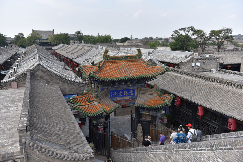 Đến nay, Thành cổ vẫn còn lưu giữ hầu hết các công trình kiến trúc và cơ sở hạ tầng được xây dựng từ triều đại nhà Minh và nhà Thanh. Các dãy phố và cửa hàng ở đây đều giữ nguyên được nét cổ kính xưa. (Ảnh: Thành Dương/TTXVN)