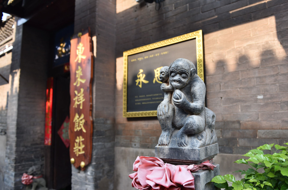 Bình Dao còn lưu giữ được nhiều di tích, hiện vật cổ như miếu Hoàng Thành, điện Vạn Phật, chùa Chấn Quốc… (Ảnh: Thành Dương/ TTXVN)