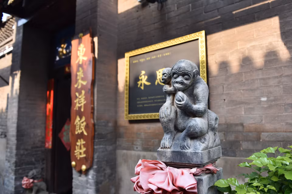 Bình Dao còn lưu giữ được nhiều di tích, hiện vật cổ như miếu Hoàng Thành, điện Vạn Phật, chùa Chấn Quốc… (Ảnh: Thành Dương/ TTXVN)