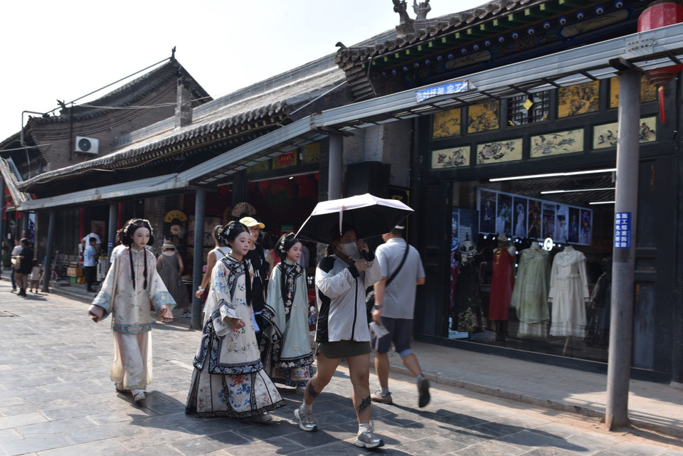 Đến Bình Dao, các du khách đều thích khoác cho mình những bộ trang phục thời nhà Tần để hòa mình vào không gian kiến trúc và đời sống văn hóa cổ xưa. (Ảnh: Thành Dương/TTXVN)