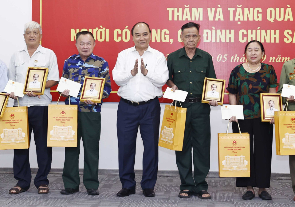 Chủ tịch nước Nguyễn Xuân Phúc thăm, tặng quà người có công, gia đình chính sách, hộ nghèo huyện Hưng Nguyên. (Ảnh: Thống Nhất/TTXVN)