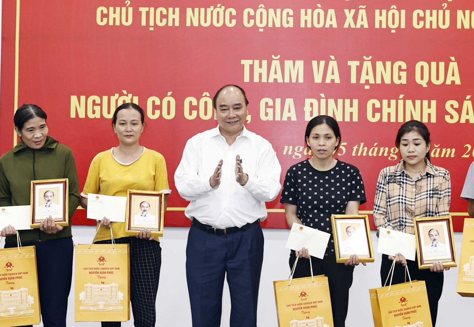Tặng quà người có công, gia đình chính sách, hộ nghèo huyện Hưng Nguyên. (Ảnh: Thống Nhất/TTXVN)