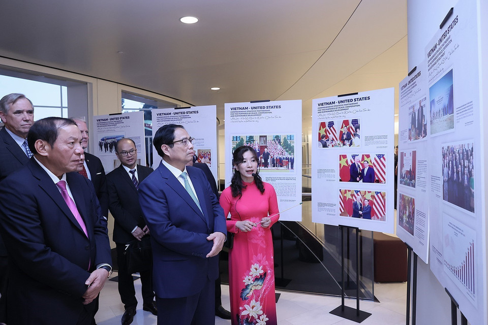 Thủ tướng Phạm Minh Chính và các đại biểu tham quan Trưng bày ảnh Quan hệ Việt Nam-Hoa Kỳ và Đất nước Con người Việt Nam. (Ảnh: Dương Giang/TTXVN)