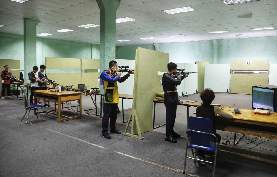 Các vận động viên tranh tài ở nội dung 10m súng trường di động hỗn hợp nam. (Ảnh: Thành Đạt/TTXVN)