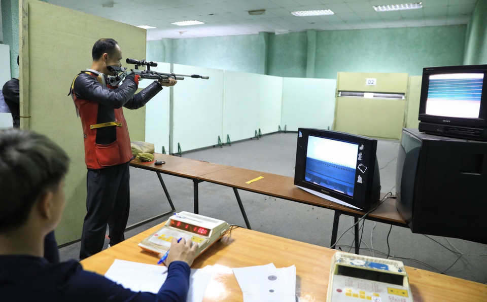 Các vận động viên tranh tài ở nội dung 10m súng trường di động hỗn hợp nam. (Ảnh: Thành Đạt/TTXVN)