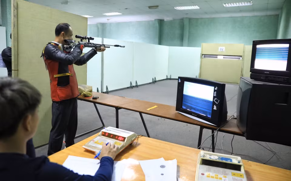 Các vận động viên tranh tài ở nội dung 10m súng trường di động hỗn hợp nam. (Ảnh: Thành Đạt/TTXVN)