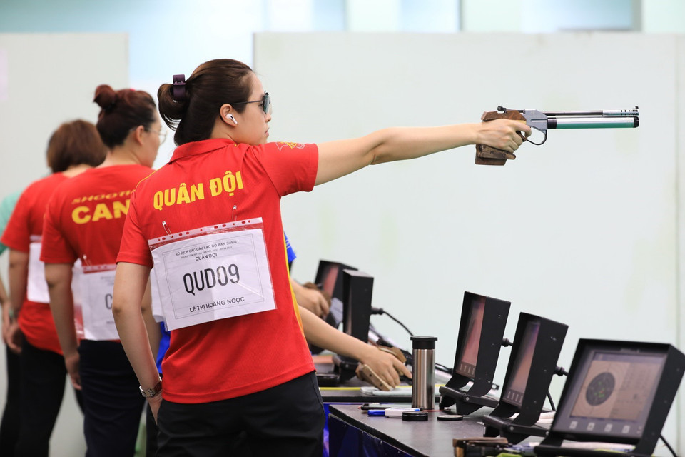 Thông qua giải đấu này ban tổ chức sẽ kiểm tra thông số, đánh giá một cách tổng quát nhất đối với các vận động viên để tuyển chọn nhân tài bổ sung cho các đội tuyển. Trong ảnh: Các vận động viên tranh tài ở nội dung 10m súng ngắn hơi nữ. (Ảnh: Thành Đạt/TTXVN)