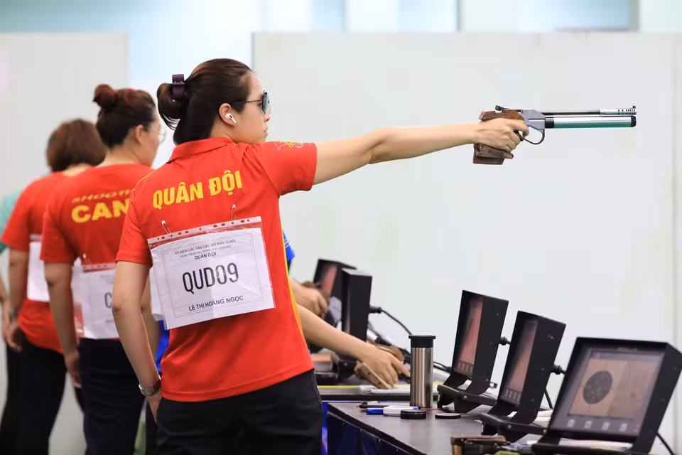 Thông qua giải đấu này ban tổ chức sẽ kiểm tra thông số, đánh giá một cách tổng quát nhất đối với các vận động viên để tuyển chọn nhân tài bổ sung cho các đội tuyển. Trong ảnh: Các vận động viên tranh tài ở nội dung 10m súng ngắn hơi nữ. (Ảnh: Thành Đạt/TTXVN)