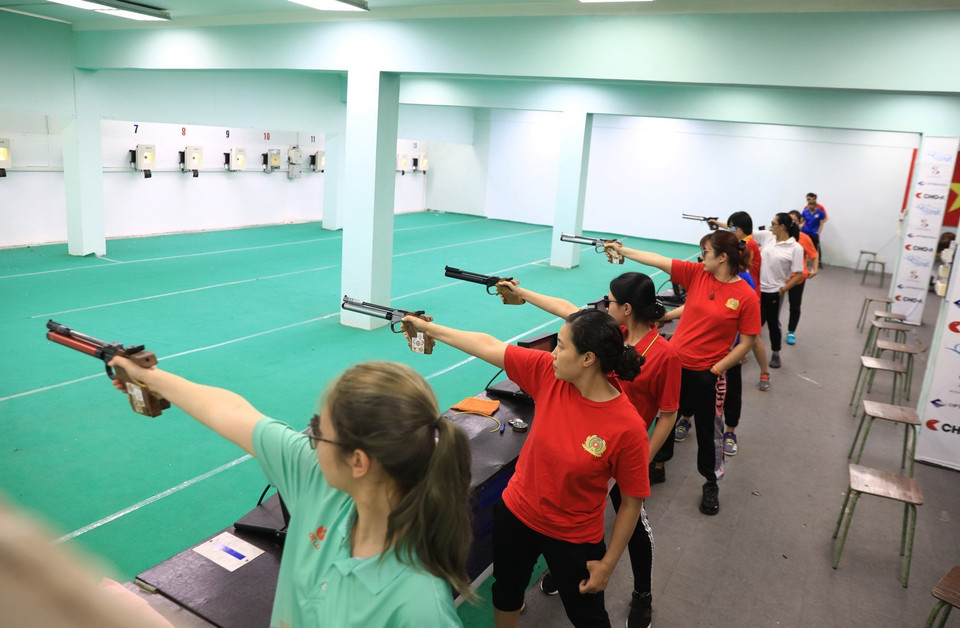 Các vận động viên tranh tài ở nội dung 10m súng ngắn hơi nữ. (Ảnh: Thành Đạt/TTXVN)