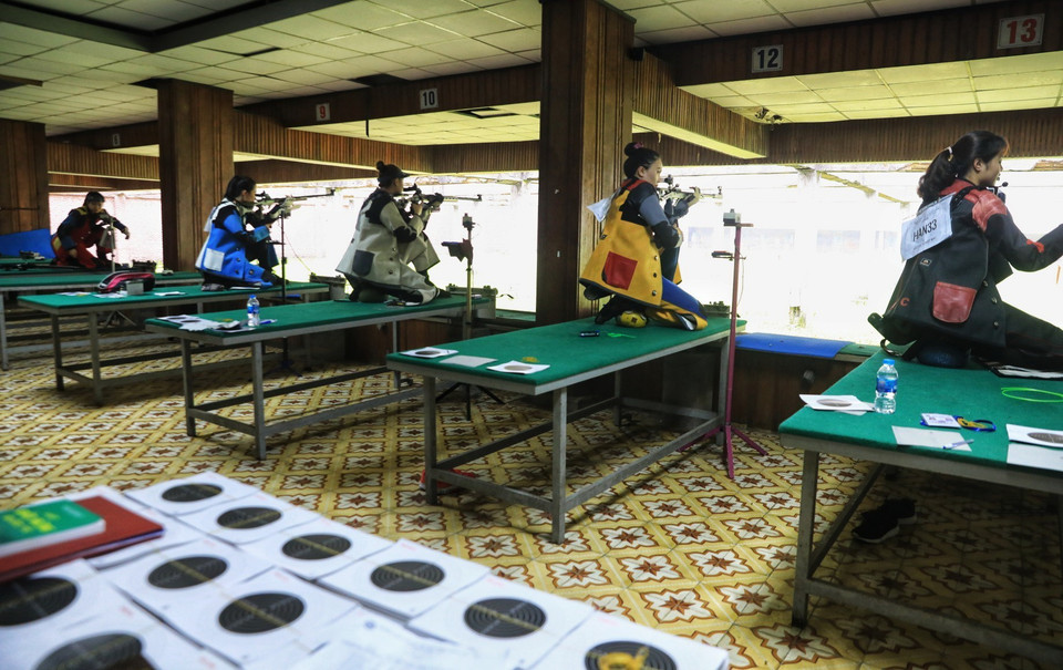 Giải đấu quy tụ hơn 200 vận động viên đến từ 12 đơn vị trên toàn quốc, tranh tài ở nội dung nam, nữ, đồng đội ở các cự ly: 50m súng trường nằm, 10m súng trường di động, 25m súng ngắn ổ quay, 25m súng ngắn thể thao, 10m súng trường hơi hỗn hợp đồng đội, 50m súng trường 3 tư thế…. Trong ảnh: Các vận động viên tranh tài ở nội dung 50m súng trường 3 tư thế của nữ. (Ảnh: Thành Đạt/TTXVN)