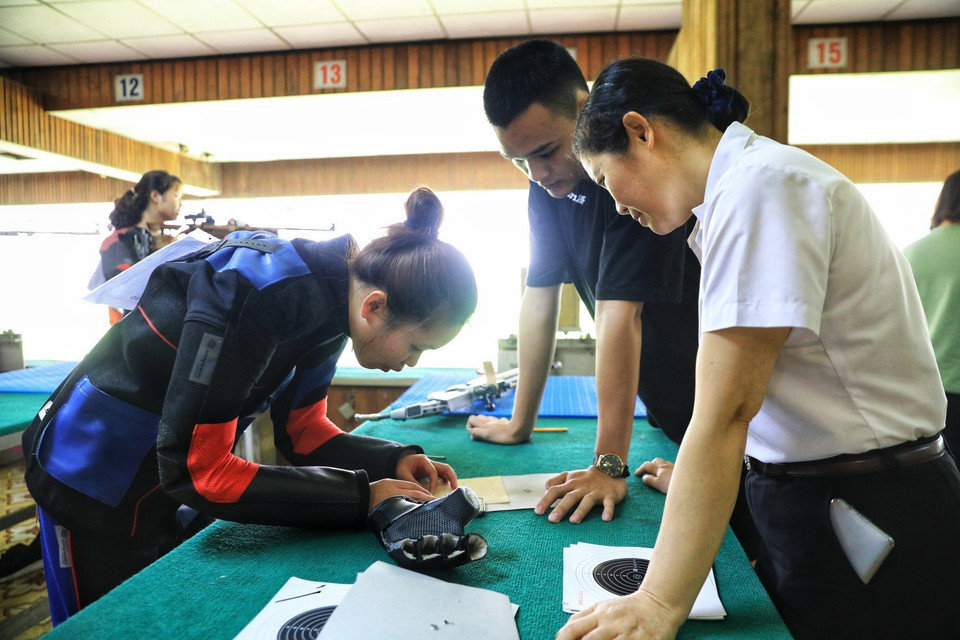 Các nữ vận động viên kiểm tra kết quả sau bài thi. (Ảnh: Thành Đạt/TTXVN)