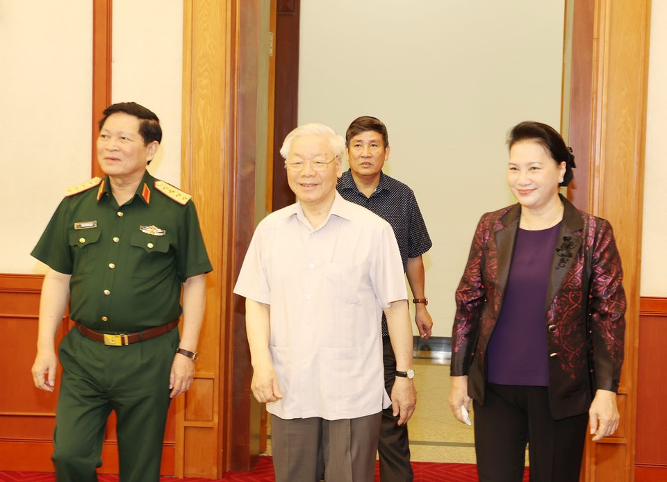 Tổng Bí thư, Chủ tịch nước Nguyễn Phú Trọng, Bí thư Quân ủy Trung ương và bà Nguyễn Thị Kim Ngân , Ủy viên Bộ Chính trị, Chủ tịch Quốc hội đến dự buổi làm việc. (Ảnh: Trí Dũng/TTXVN)