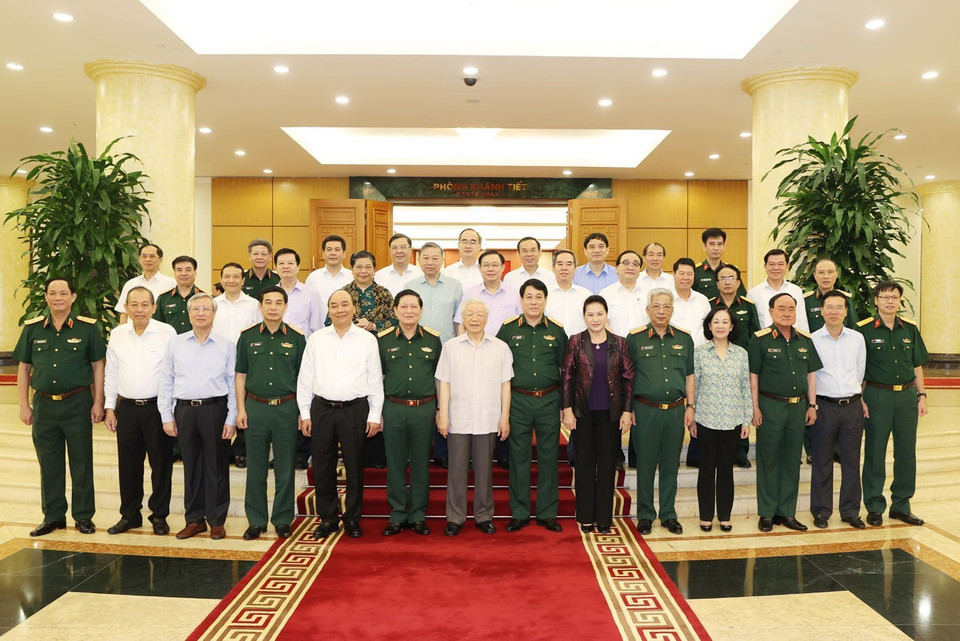 Tổng Bí thư, Chủ tịch nước Nguyễn Phú Trọng, Bí thư Quân ủy Trung ương và các đồng chí Bộ Chính trị chụp ảnh chung với Ban Thường vụ Quân ủy Trung ương. (Ảnh: Trí Dũng/TTXVN)