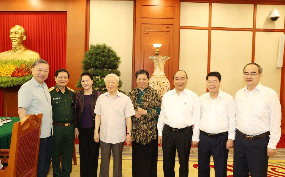Tổng Bí thư, Chủ tịch nước Nguyễn Phú Trọng, Bí thư Quân ủy Trung ương và ông Nguyễn Xuân Phúc, Ủy viên Bộ Chính trị, Thủ tướng Chính phủ; bà Nguyễn Thị Kim Ngân, Ủy viên Bộ Chính trị, Chủ tịch Quốc hội với các đại biểu dự buổi làm việc. (Ảnh: Trí Dũng/TTXVN)