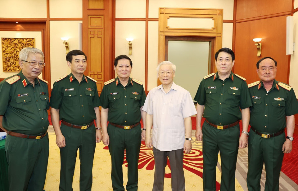 Tổng Bí thư, Chủ tịch nước Nguyễn Phú Trọng, Bí thư Quân ủy Trung ương với các đồng chí Ban Thường vụ Quân ủy Trung ương. (Ảnh: Trí Dũng/TTXVN)