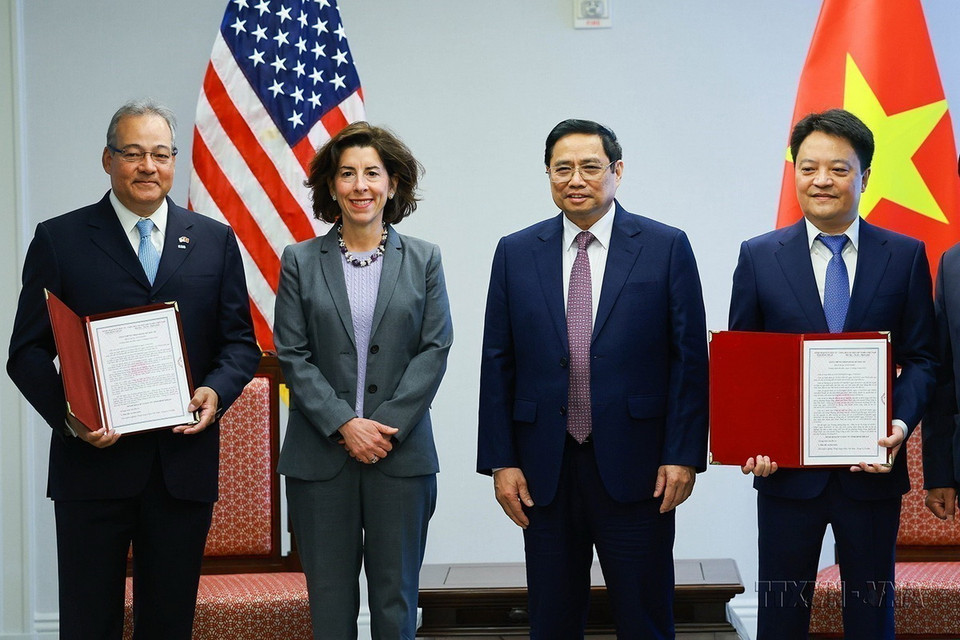 Thủ tướng Phạm Minh Chính và Bộ trưởng Thương mại Hoa Kỳ Gina Raimondo chứng kiến trao Biên bản ghi nhớ hợp tác đầu tư trong lĩnh vực 5G giữa Tập đoàn Viễn thông VNPT và Tập đoàn CASASYSTEM (Washington D.C, 11/5/2022). (Ảnh: Dương Giang/TTXVN)