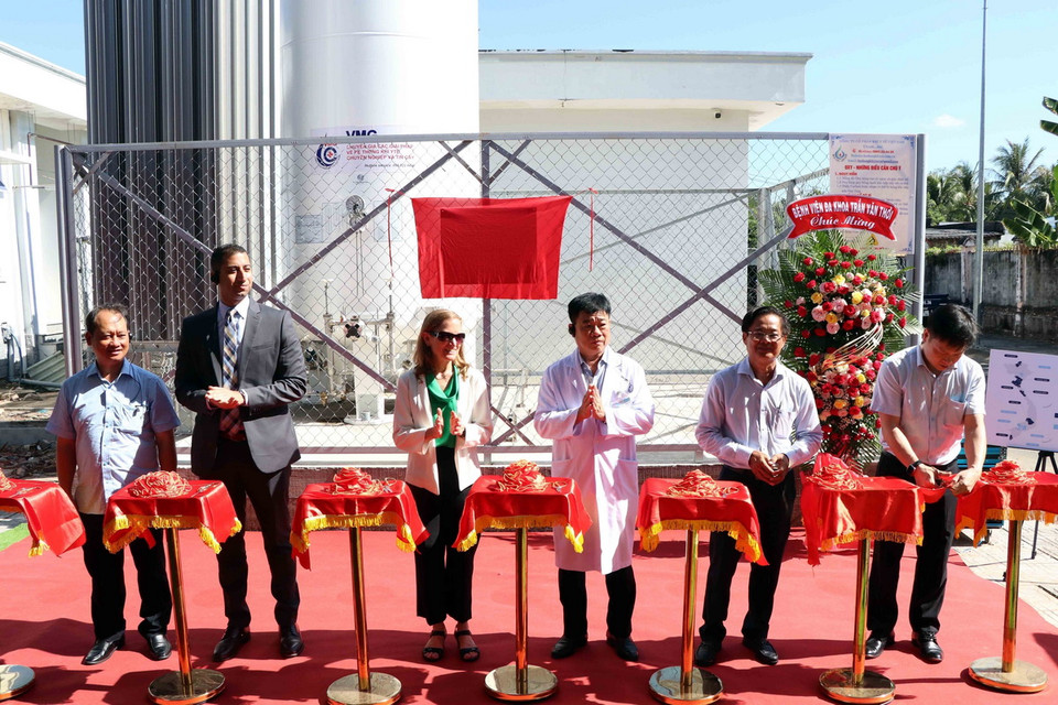 Lễ khánh thành hệ thống oxy lỏng do Cơ quan Phát triển Quốc tế Hoa Kỳ (USAID) tại Việt Nam hỗ trợ Bệnh viện Đa khoa Cái Nước, tỉnh Cà Mau (25/4/2024). (Ảnh: Kim Há/TTXVN)