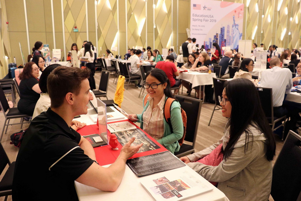 Triển lãm Giáo dục Hoa Kỳ Xuân 2019 với sự tham gia của đại diện 50 trường đại học, cao đẳng của Hoa Kỳ tại Thành phố Hồ Chí Minh. (Ảnh: Trần Lê Lâm/TTXVN)