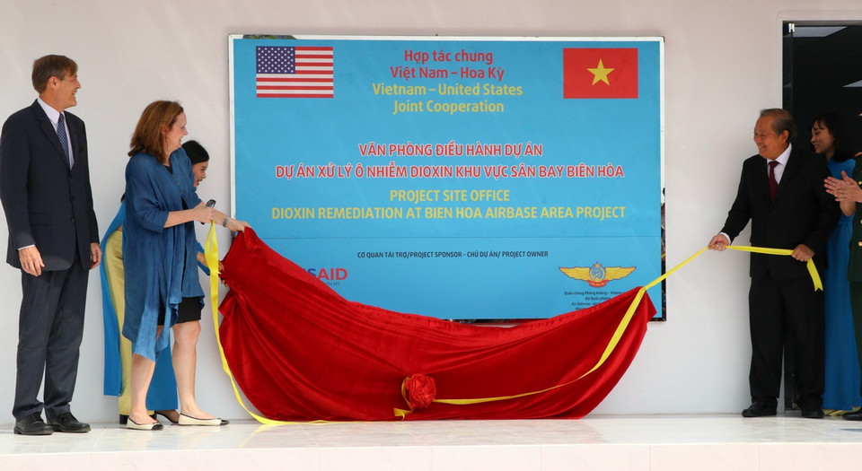 Cơ quan Phát triển Quốc tế Hoa Kỳ (USAID), Quân chủng Phòng không-Không quân Việt Nam và Trung tâm Hành động quốc gia khắc phục hậu quả chất độc hóa học và môi trường (NACCET) khởi công Dự án xử lý ô nhiễm dioxin tại Sân bay Biên Hòa và ký thỏa thuận triển khai dự án 65 triệu USD nhằm hỗ trợ người khuyết tật (5/12/2019). (Ảnh: Sỹ Tuyên/TTXVN)