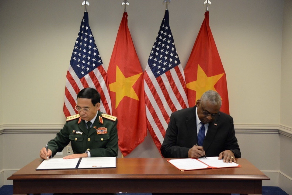 Bộ trưởng Bộ Quốc phòng Phan Văn Giang và Bộ trưởng Quốc phòng Hoa Kỳ Lloyd Austin ký bản Cập nhật Tuyên bố Tầm nhìn chung Việt Nam-Hoa Kỳ về hợp tác quốc phòng (Washington D.C, 9/9/2024). (Ảnh: Kiều Trang/TTXVN)