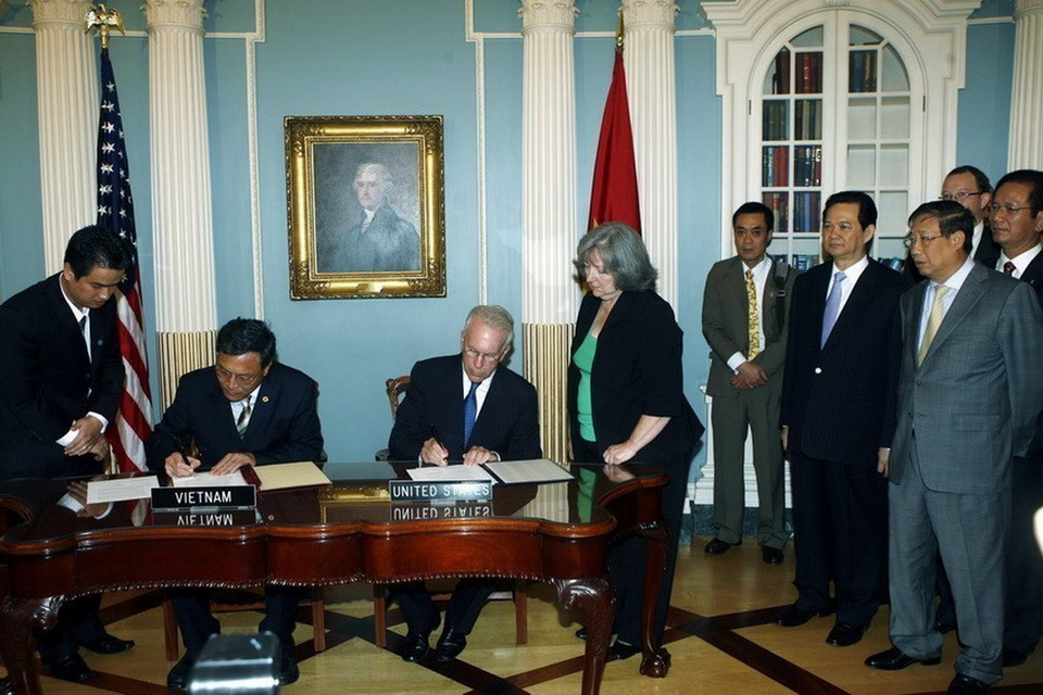 Thủ tướng Nguyễn Tấn Dũng chứng kiến lễ ký bản ghi nhớ hợp tác giáo dục Việt-Mỹ (Washington DC, 25/6/2008). (Ảnh: Đức Tám/TTXVN)