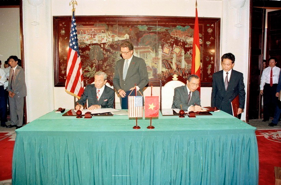 Ngày 5/8/1995, tại Hà Nội, Bộ trưởng Ngoại giao Hoa Kỳ Warren Christopher và Bộ trưởng Ngoại giao Nguyễn Mạnh Cầm ký Nghị định thư, chính thức thiết lập quan hệ ngoại giao Việt Nam-Hoa Kỳ. (Ảnh: Xuân Tuân/TTXVN)