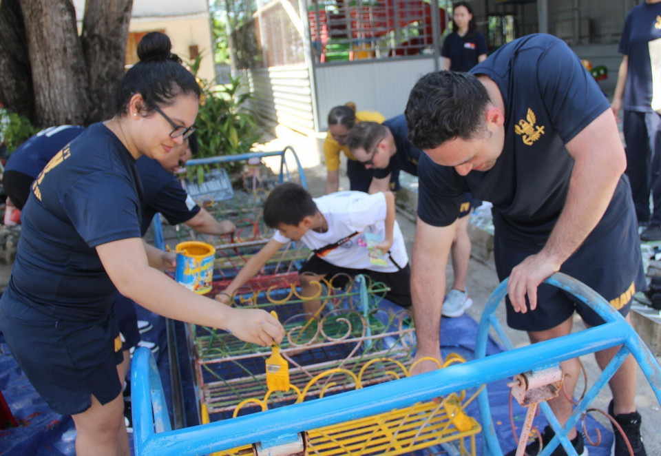 Đoàn thủy thủ Hải quân Hoa Kỳ sơn lại các thiết bị ở khu vui chơi trung tâm Mái Ấm Nhân Ái (xã Cam Phước Đông, thành phố Cam Ranh) trong chuyến thăm xã giao tỉnh Khánh Hòa (2024). (Ảnh: Phan Sáu/TTXVN)