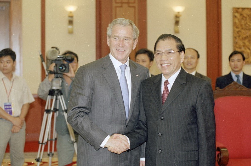 Tổng thống George W.Bush hội kiến Tổng Bí thư Nông Đức Mạnh trong chuyến thăm chính thức Việt Nam và dự Hội nghị Cấp cao APEC lần thứ 14 (17/11/2006). (Ảnh: Thống Nhất/TTXVN)