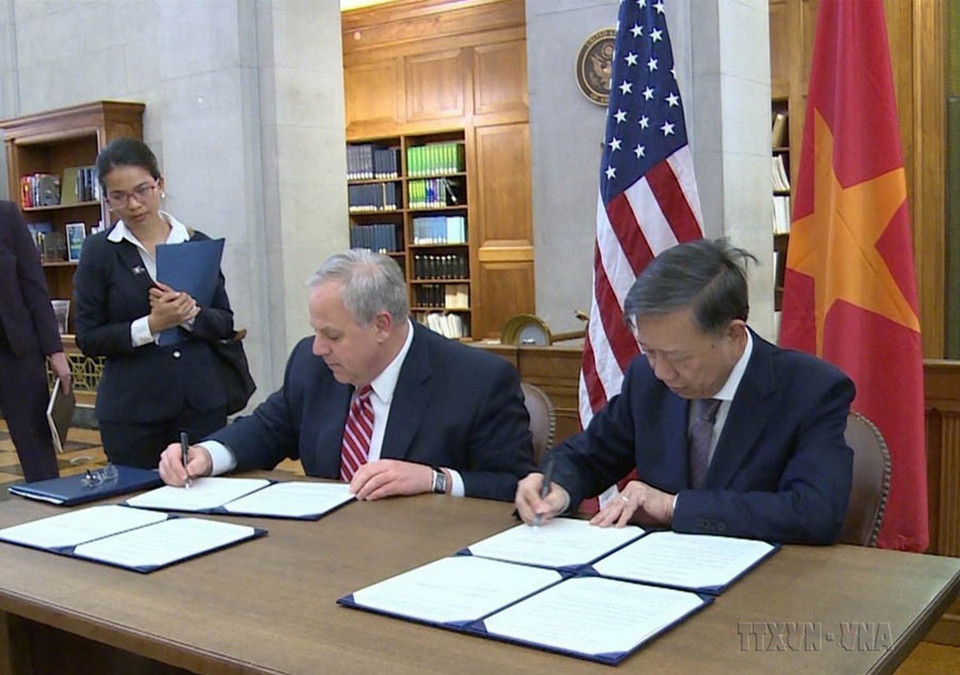 Bộ trưởng Công an Tô Lâm và Bộ trưởng Nội vụ Davis Bernhardt ký Bản ghi nhớ về chống mua bán trái phép động, thực vật hoang dã giữa Bộ Công an Việt Nam và Bộ Nội vụ Hoa Kỳ (Washington D.C, 24/4/2019). (Ảnh: TTXVN)