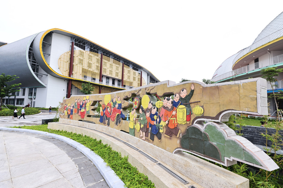 Bức phù điêu tái hiện không khí vui hội Trung thu với đèn lồng, đèn ông sao và múa lân. (Ảnh: Minh Đức/TTXVN)