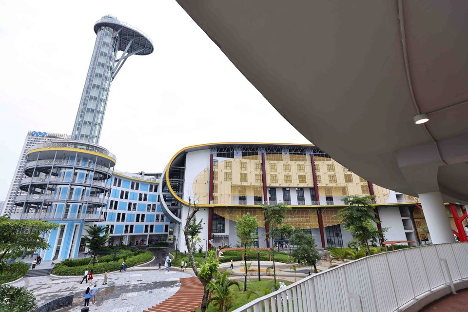 Tháp thiên văn 18 tầng cao 68 m, nơi cao nhất của cung thiếu nhi, bên trong có hai ống nhòm và kính thiên văn. (Ảnh: Minh Đức/TTXVN)