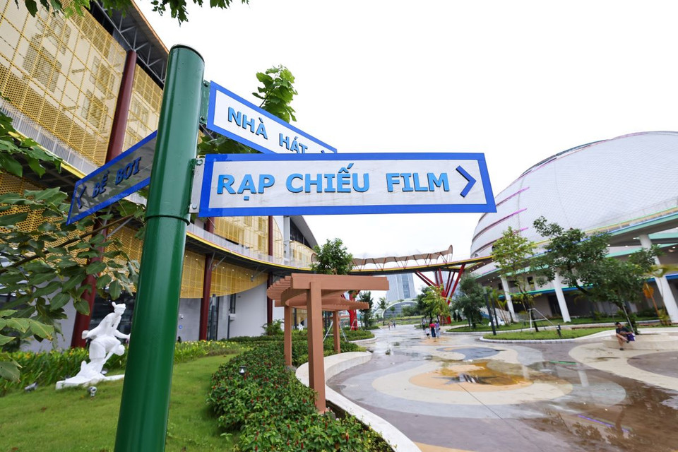 Hệ thống biển chỉ dẫn các khu vực thuộc các tòa nhà đều được sắp xếp khoa học, dễ tìm kiếm. (Ảnh: Minh Đức/TTXVN)