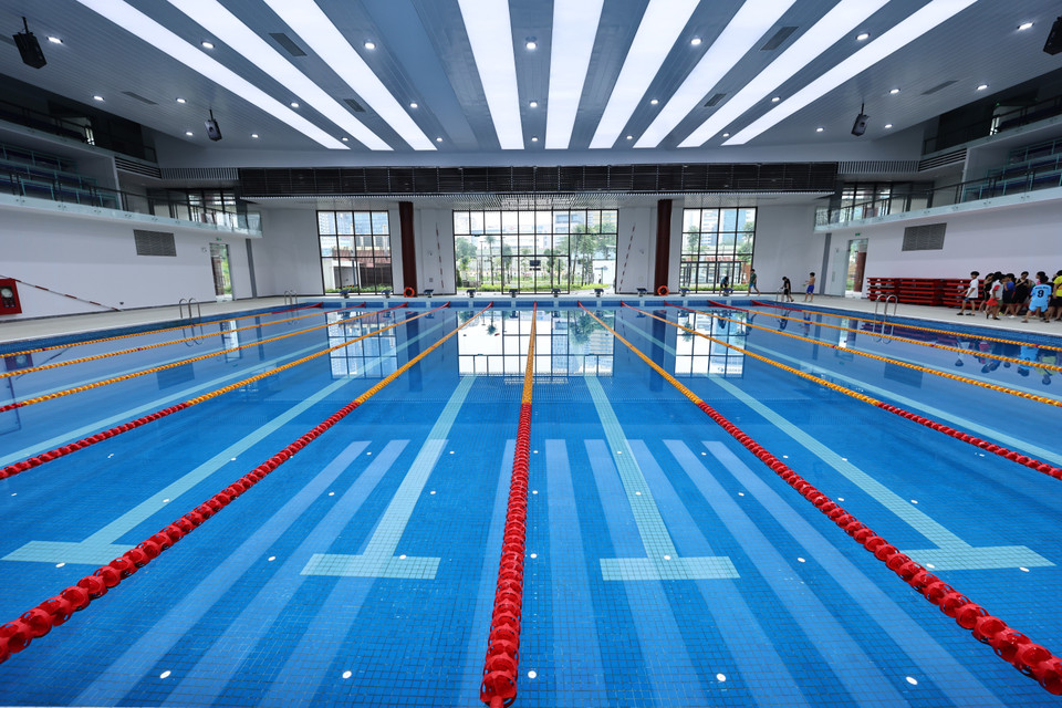 Bể bơi bốn mùa có 10 làn đua được đặt ngay dưới tầng 1 của Cung thể thao. (Ảnh: Minh Đức/TTXVN)