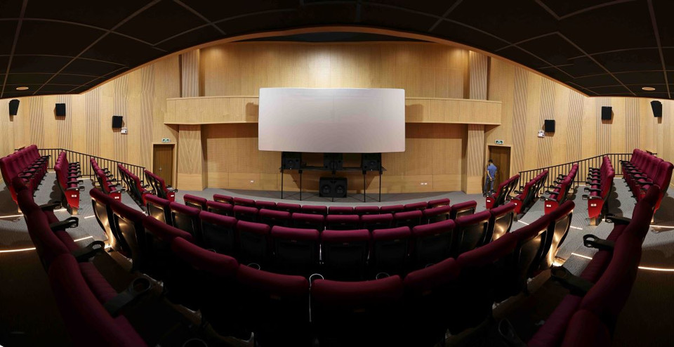 Khu A là tổ hợp nhà hát đa năng, rạp chiếu phim 3D - 4D với sức chứa 200 chỗ ngồi và sinh hoạt câu lạc bộ nghệ thuật múa, âm nhạc... (Ảnh: Minh Đức/TTXVN)