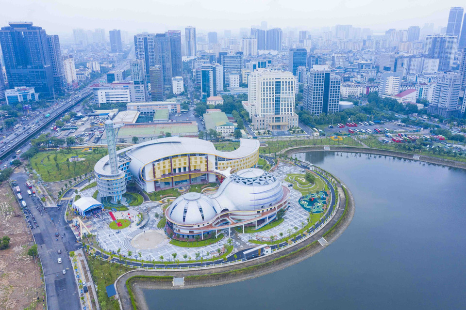 Cung Thiếu nhi Hà Nội nằm ven hồ Điều hòa CV1, tiếp giáp đường Phạm Hùng (phường Mỹ Đình, quận Nam Từ Liêm, Hà Nội). (Ảnh: Minh Đức/TTXVN)