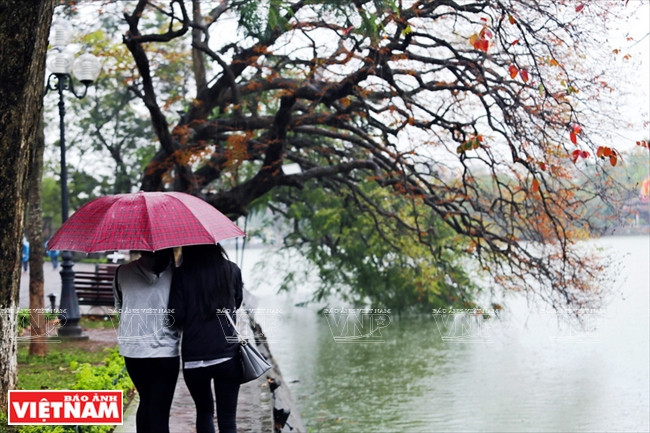 Những góc quen thuộc hàng ngày giờ được khoác lên sắc đỏ vàng của tiết giao mùa khiến nhiều người rất thích thú.