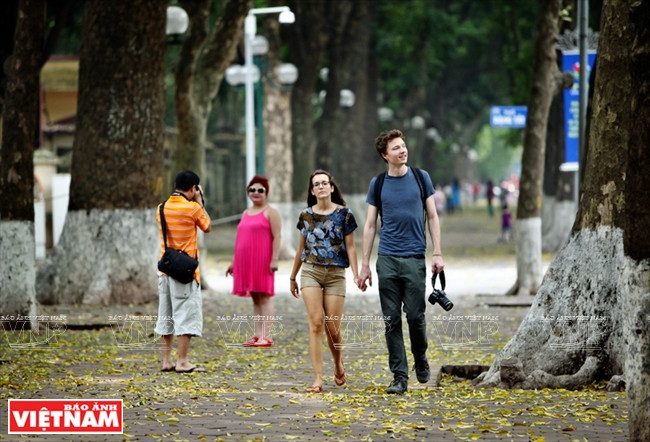 Du khách nước ngoài tỏ ra rất thích thú khi may mắn được chiêm ngưỡng vẻ đẹp thơ mộng của Hà Nội lúc giao mùa.
