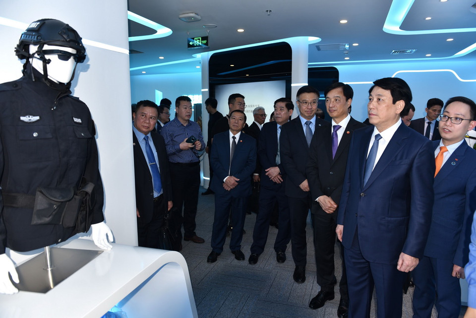 Chiều 10/10, Đoàn đại biểu Đảng Cộng sản Việt Nam tham quan Công ty kỹ thuật cao LL Vision. (Ảnh: Thành Dương/TTXVN)