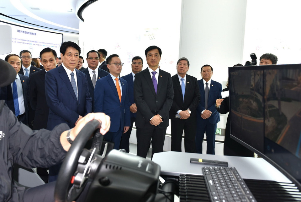 Chiều 10/10, Đoàn đại biểu Đảng Cộng sản Việt Nam tham quan Trung tâm vận hành sáng tạo kiểu mẫu xe tự lái cao cấp thành phố Bắc Kinh. (Ảnh: Thành Dương/TTXVN)