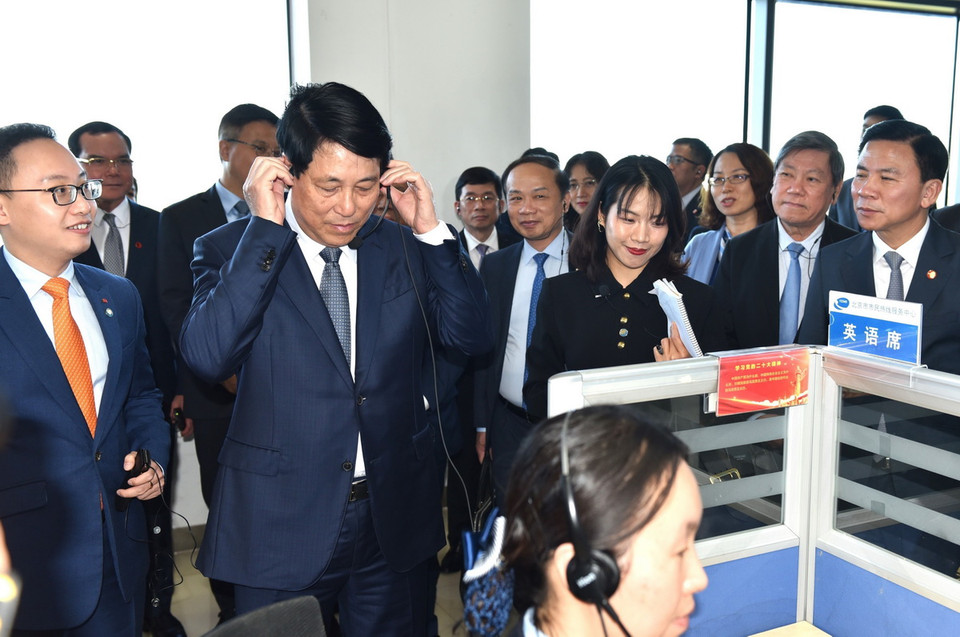 Chiều 10/10, Đoàn đại biểu Đảng Cộng sản Việt Nam tham quan Trung tâm dịch vụ đường dây nóng 12345 thành phố Bắc Kinh. (Ảnh: Thành Dương/TTXVN)