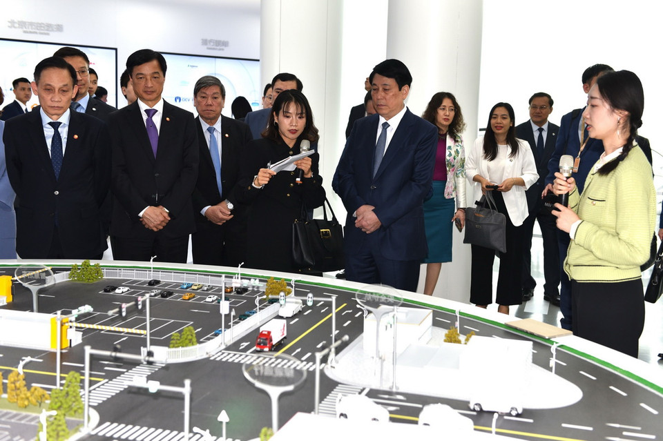 Chiều 10/10, Đoàn đại biểu Đảng Cộng sản Việt Nam tham quan Trung tâm vận hành sáng tạo kiểu mẫu xe tự lái cao cấp thành phố Bắc Kinh. (Ảnh: Thành Dương/TTXVN)