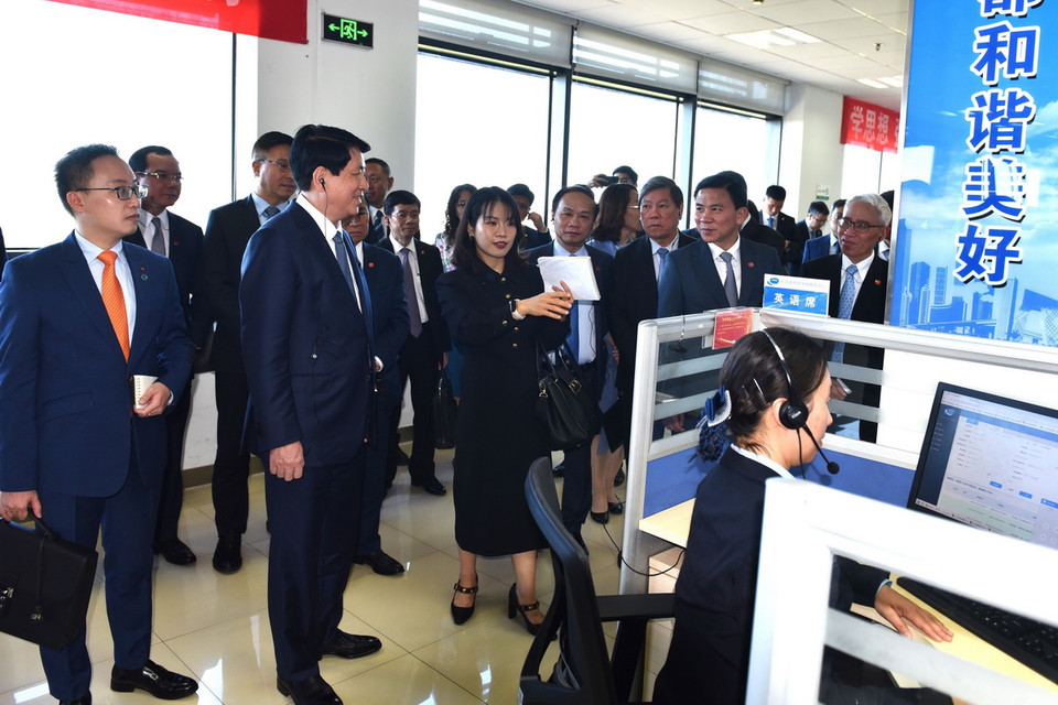 Chiều 10/10, Đoàn đại biểu Đảng Cộng sản Việt Nam tham quan Trung tâm dịch vụ đường dây nóng 12345 thành phố Bắc Kinh. (Ảnh: Thành Dương/TTXVN)