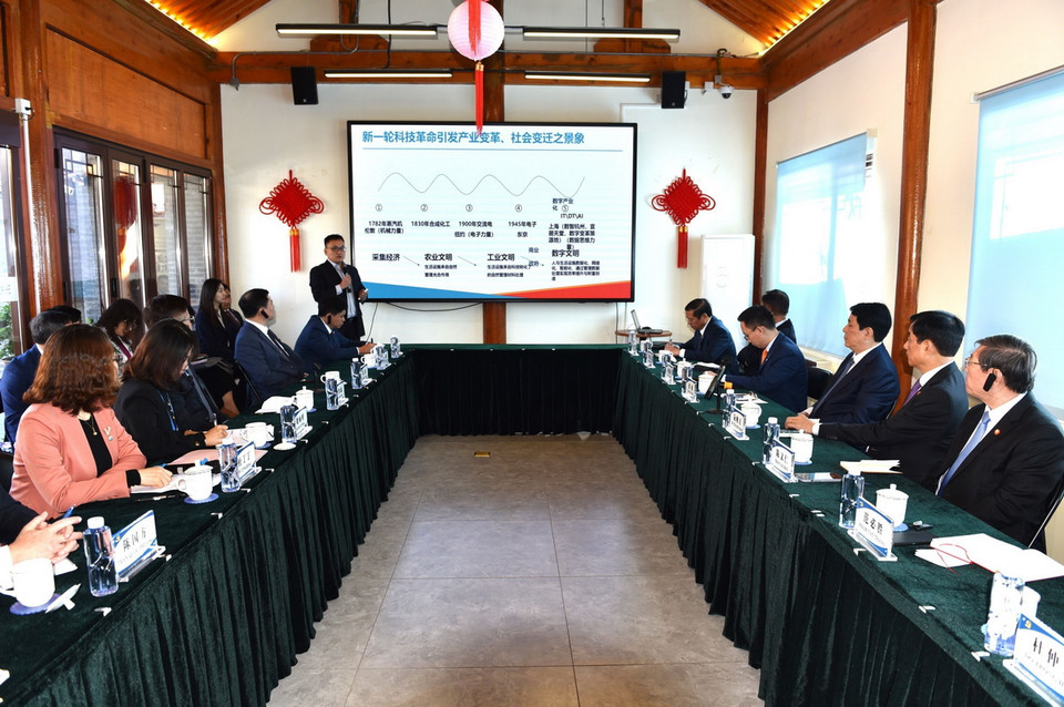 Trong chuyến khảo sát mô hình xây dựng Đảng khu phố Tây Trường An (Bắc Kinh), sáng 10/10, Đoàn đại biểu Đảng Cộng sản Việt Nam tọa đàm với các giáo sư của Trường Đảng Trung ương Trung Quốc. (Ảnh: Thành Dương/TTXVN)