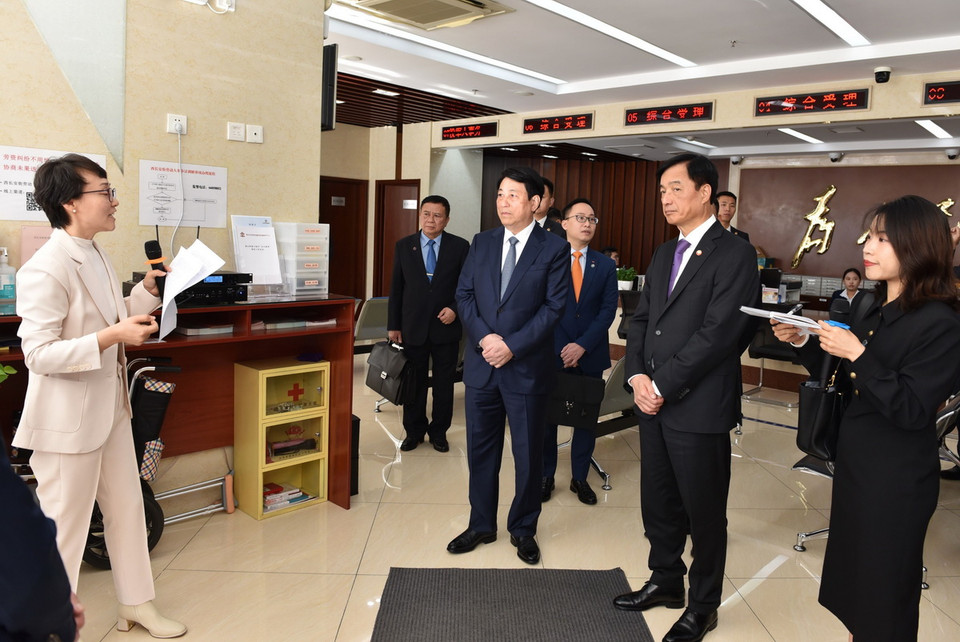 Trong chuyến khảo sát mô hình xây dựng Đảng khu phố Tây Trường An (Bắc Kinh), sáng 10/10, Đoàn đại biểu Đảng Cộng sản Việt Nam đến thăm Trung tâm dịch vụ hành chính khu phố Tây Trường An. (Ảnh: Thành Dương/TTXVN)