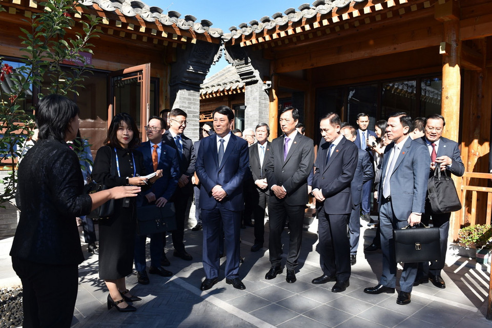 Trong chuyến khảo sát mô hình xây dựng Đảng khu phố Tây Trường An (Bắc Kinh), sáng 10/10, Đoàn đại biểu Đảng Cộng sản Việt Nam đến thăm Trung tâm Đảng và quần chúng Đông Tùng Thụ (Tây Trường An). (Ảnh: Thành Dương/TTXVN)