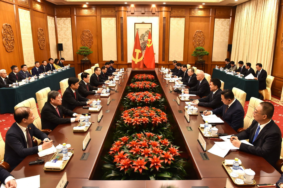 Chiều 11/10, Đoàn công tác Đảng Cộng sản Việt Nam hội đàm với đoàn đại biểu Đảng Cộng sản Trung Quốc do đồng chí Thái Kỳ - Ủy viên Thường vụ Bộ Chính trị, Bí thư Ban Bí thư Đảng Cộng sản Trung Quốc dẫn đầu. (Ảnh: Thành Dương/TTXVN)