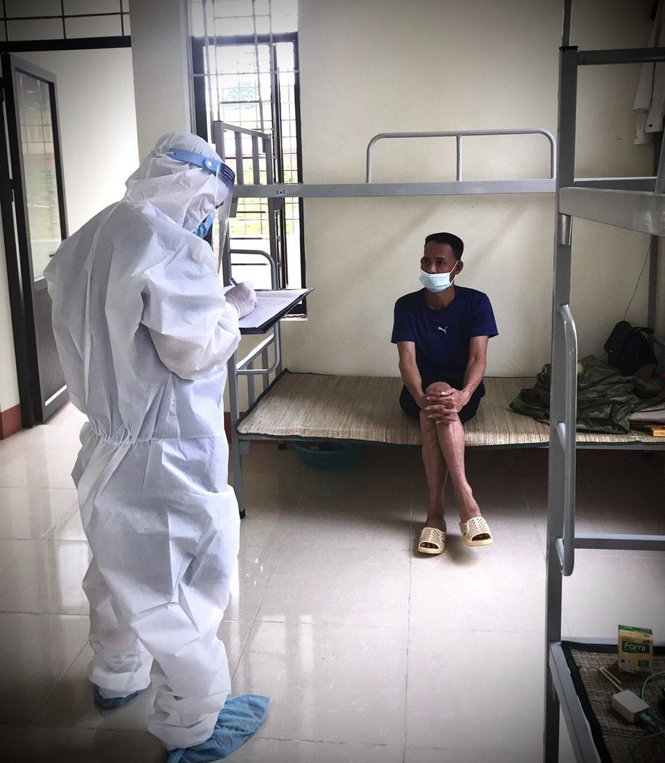  Nhân viên y tế kiểm tra tình hình sức khỏe những người đang cách ly tại đây. (Ảnh: Tuấn Anh-Hoàng Long/TTXVN phát)