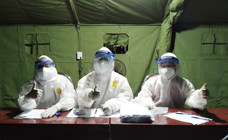 Đội ngũ nhân viên y tế tại khu cách ly số 7 luôn ứng trực 24/24h trong ngày. (Ảnh: Tuấn Anh-Hoàng Long/TTXVN phát)