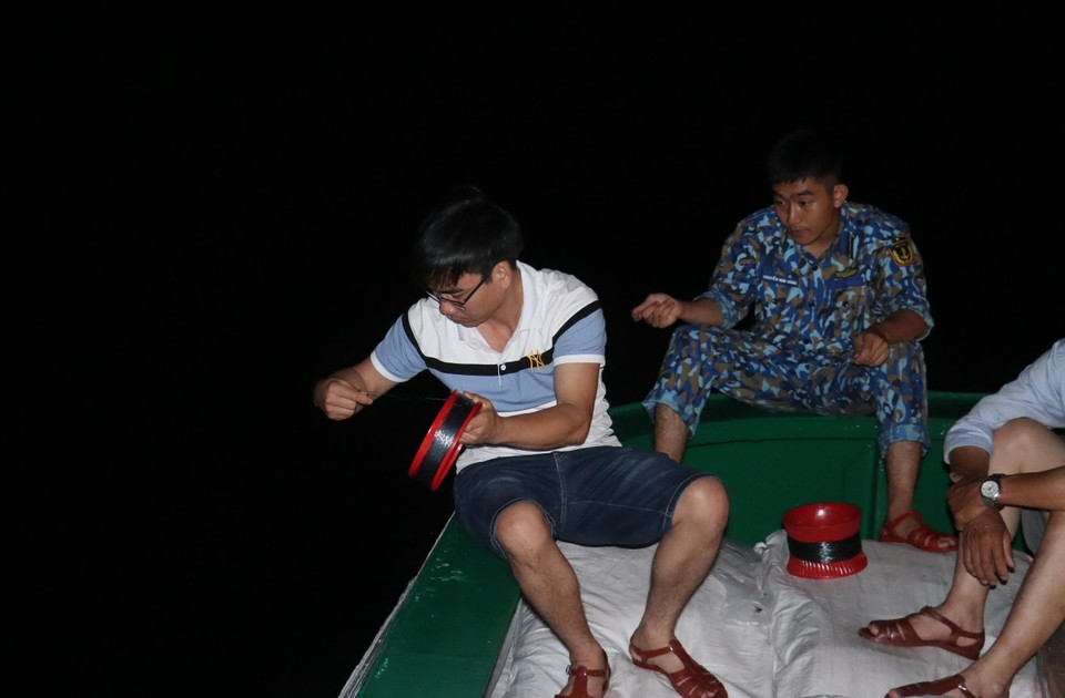 Để câu cá ở vùng biển thuộc quần đảo Trường Sa, chiến sỹ thường sử dụng các ống cước dài 300 – 400 m, gắn vào một cục chì nặng vì nước biển chảy rất mạnh. (Ảnh: Sỹ Tuyên/TTXVN)