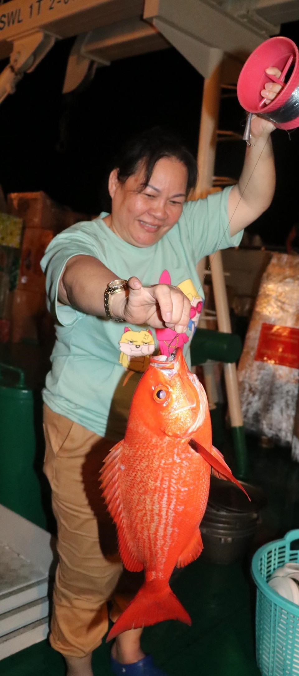 Một con cá mú đỏ 4kg dính câu. (Ảnh: Sỹ Tuyên/TTXVN)